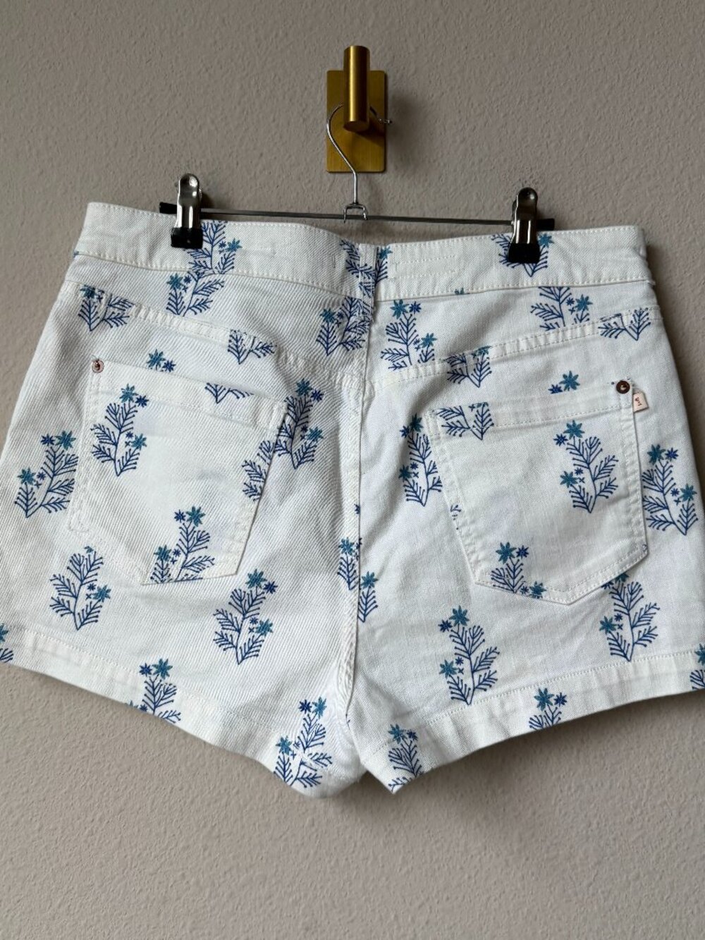 Pilcro Anthropologie White Blue Floral High Rise Shorts Size 32 - Picture 3 of 7